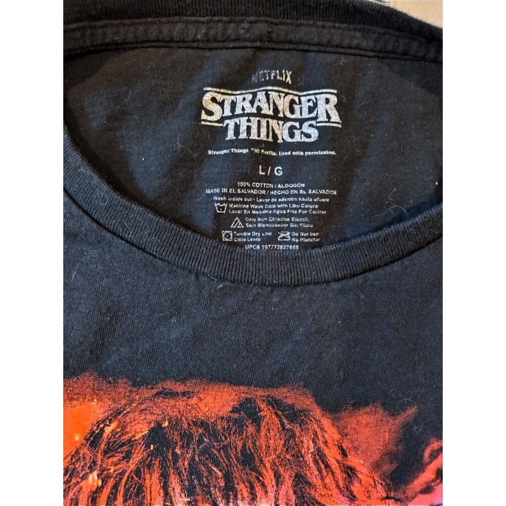 Official Netflix Stranger Things Eddie Munson Graphic Poster T-Shirt Size Large - Picture 3 of 4